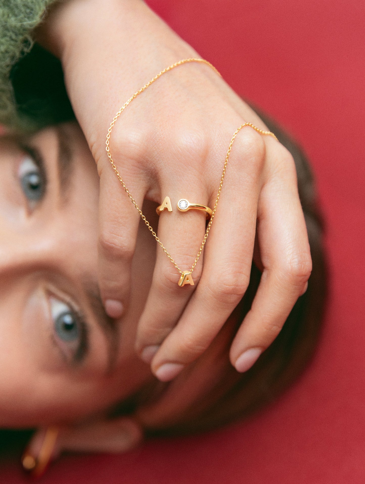 Złoty naszyjnik z personalizowanym inicjałem