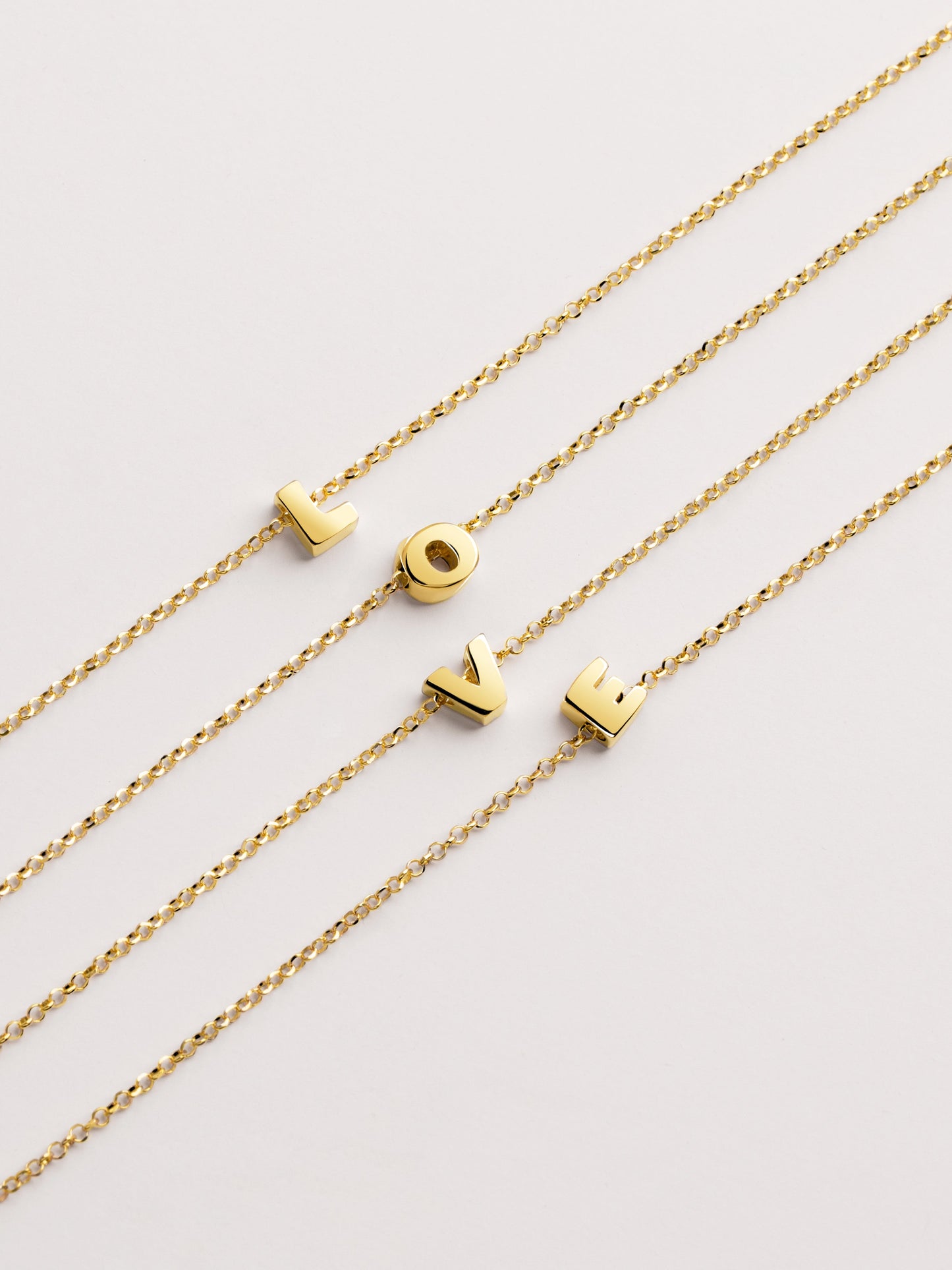Złoty naszyjnik z personalizowanym inicjałem