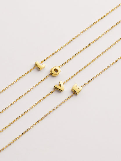 Złoty naszyjnik z personalizowanym inicjałem